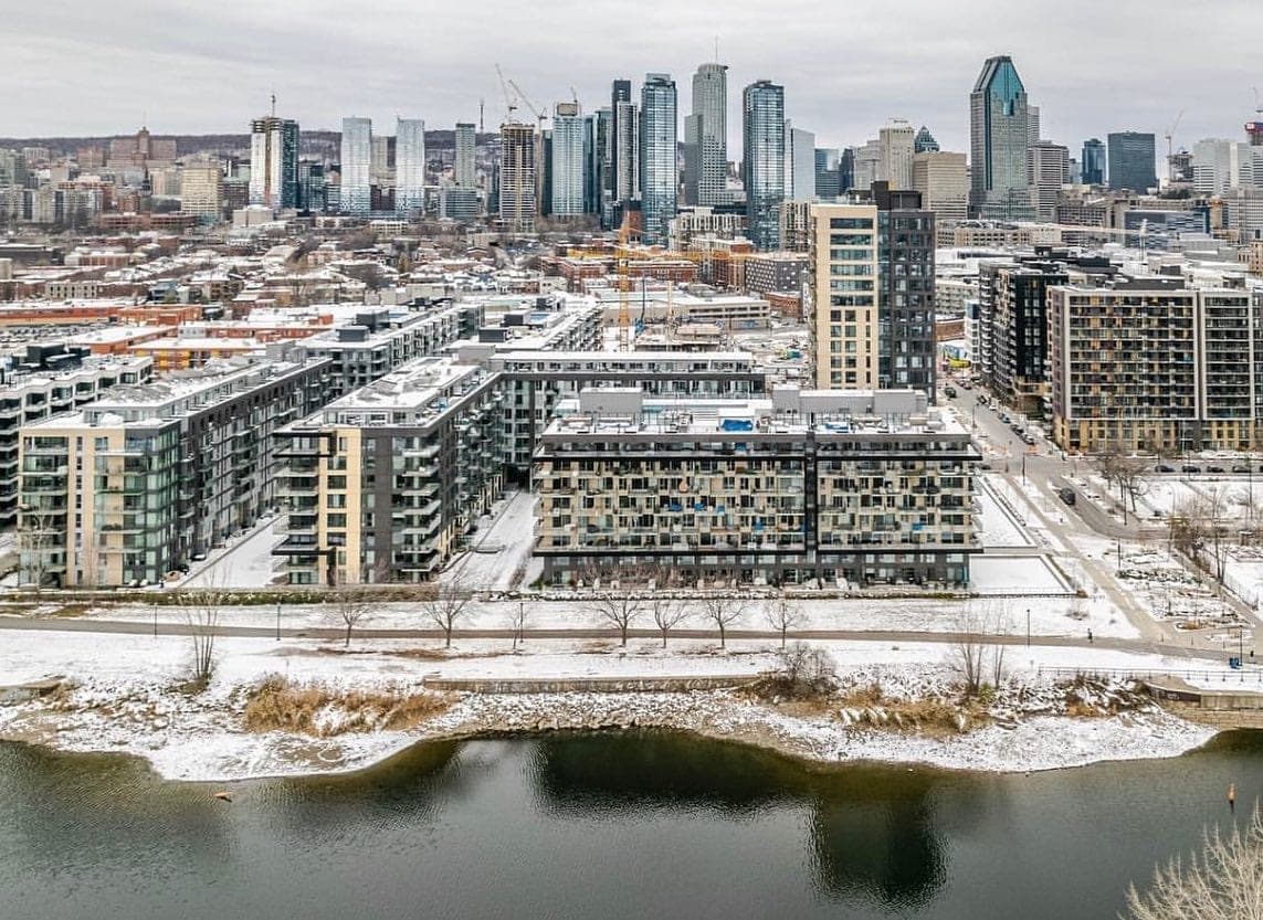 Vue aérienne de Montréal avec le centre-ville et le fleuve Saint-Laurent
