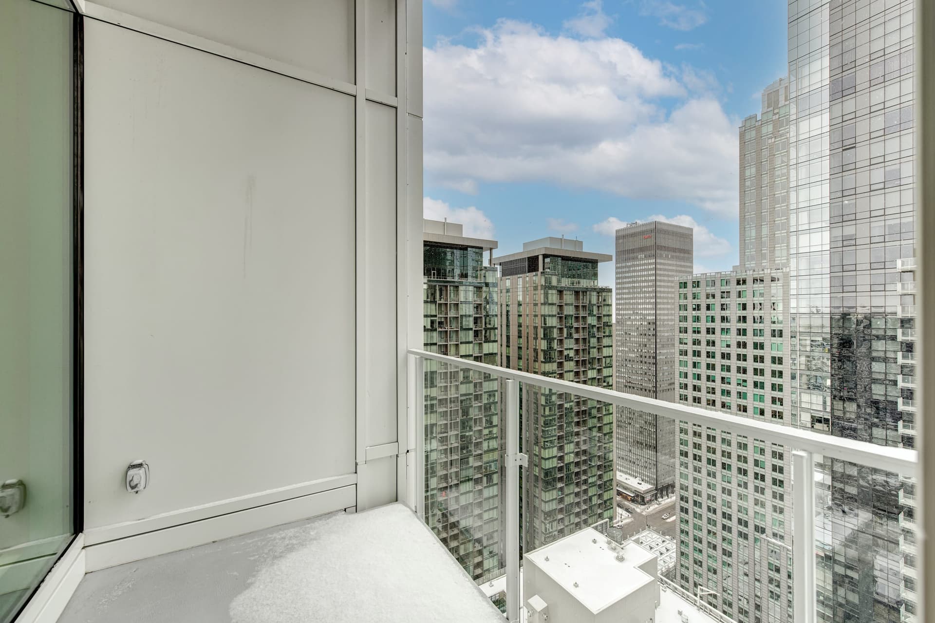 Balcon penthouse avec vue sur le centre-ville de Montréal, acheter une propriété à Montréal