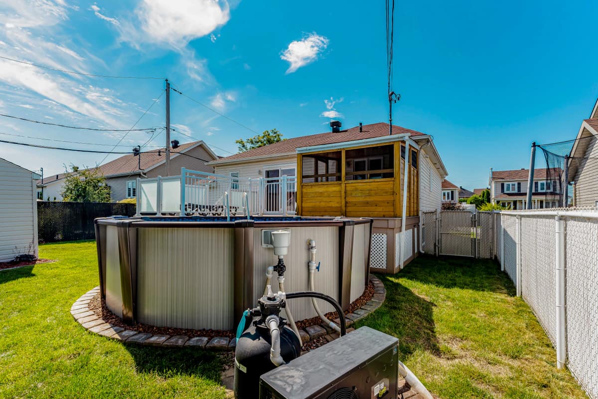 Cour arrière avec piscine d'une maison sur la Rive Sud de Montréal, négociation de l'offre d'achat