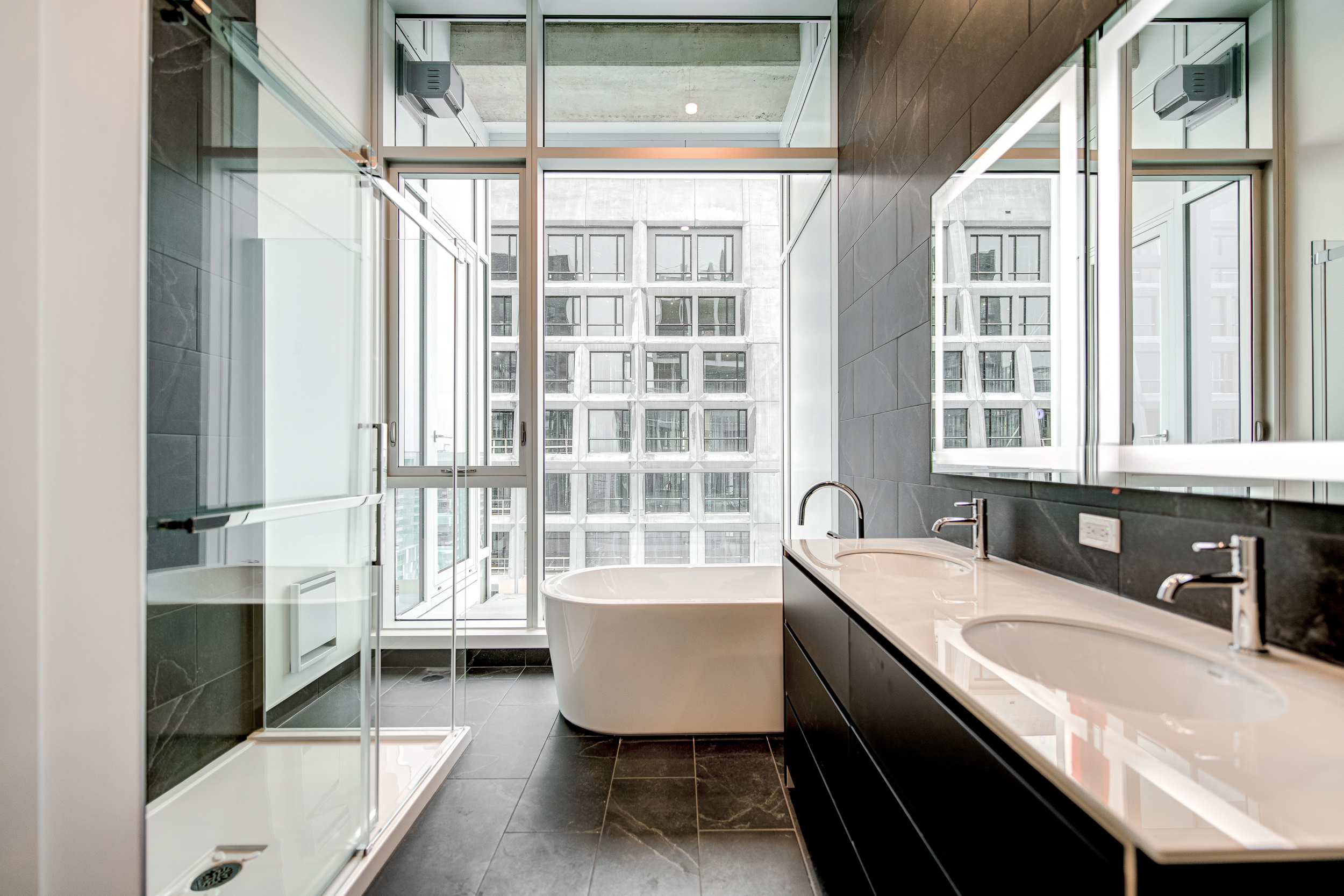 Salle de bain penthouse Montréal centre-ville — budget réel pour acheter une propriété à Montréal