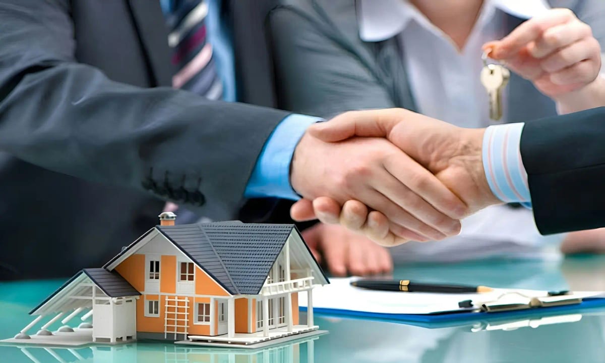 Real estate broker in Montreal supporting their clients